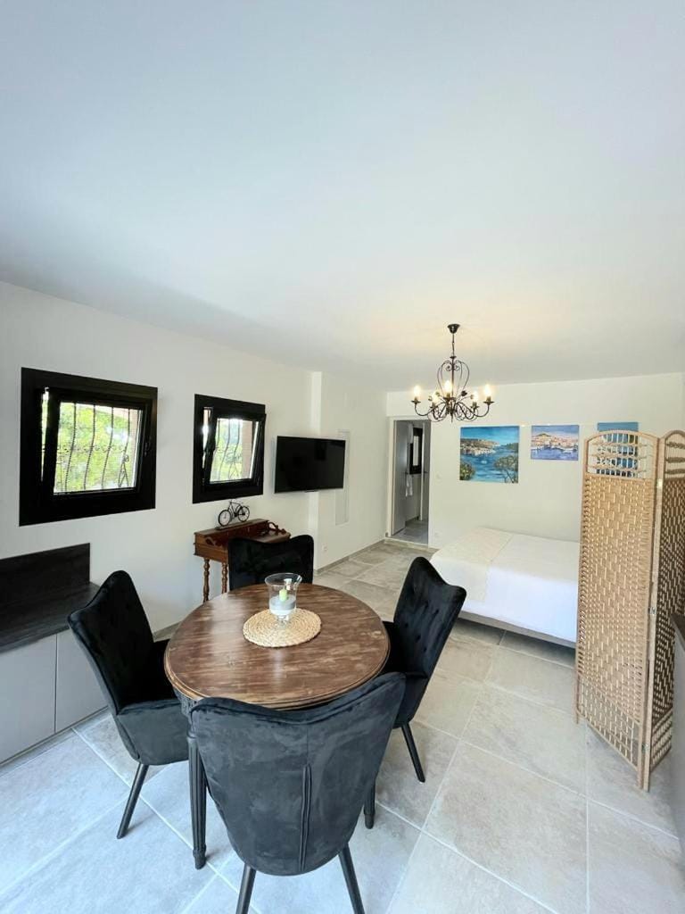 TV and multimedia, Photo of the whole room, Dining area, Bedroom