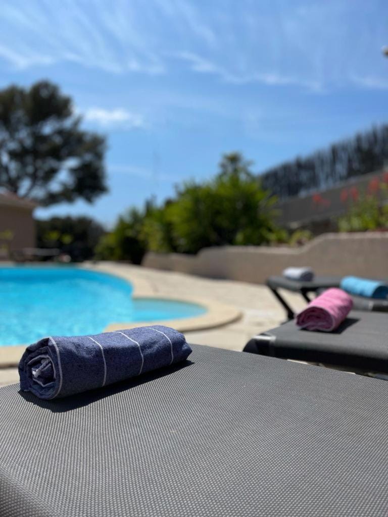 Swimming pool, towels
