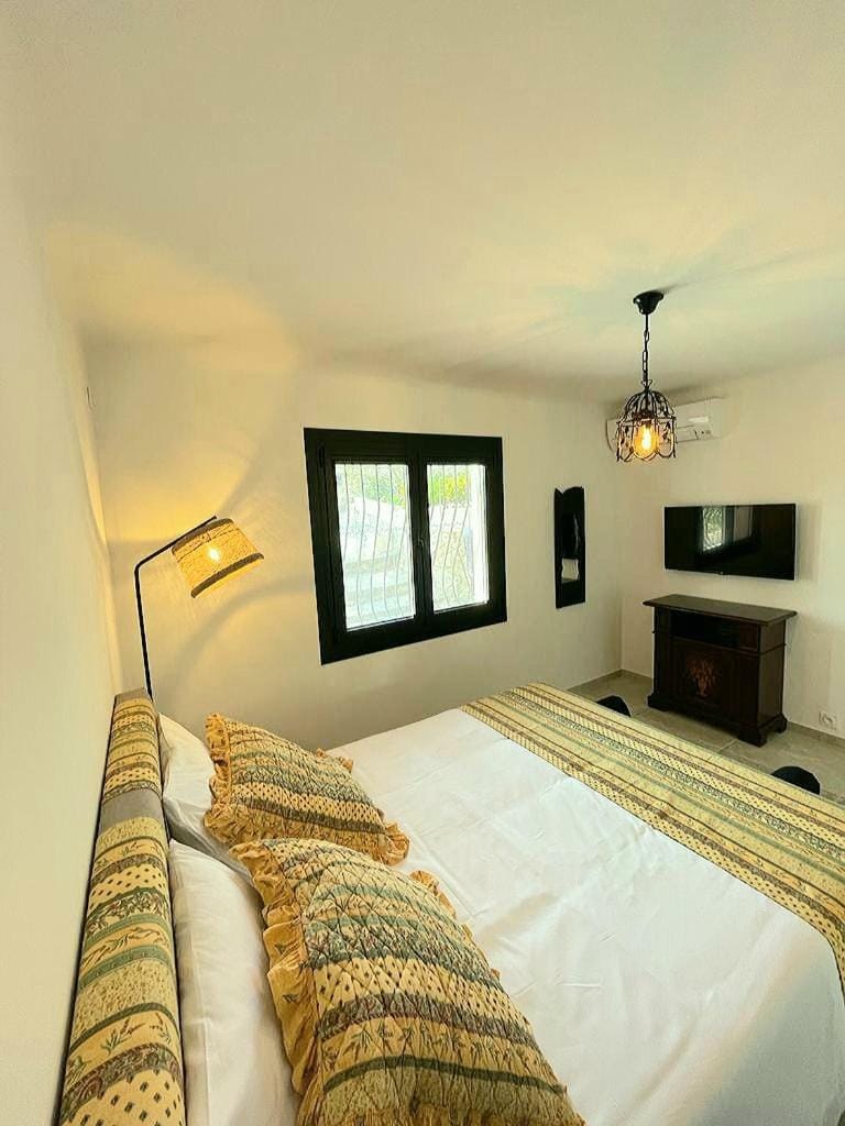 Photo of the whole room, Bedroom