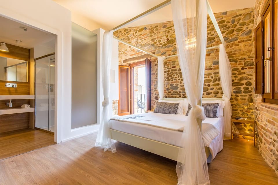 Bed, Bathroom, Photo of the whole room, Bedroom