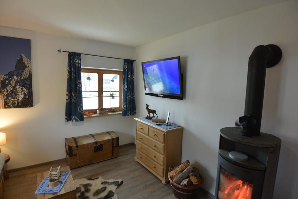 TV and multimedia, Living room, Seating area, pet friendly