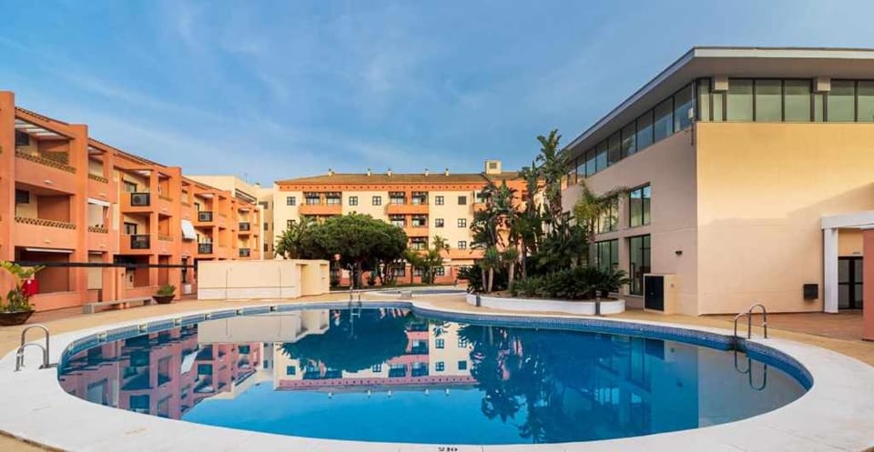Apartamento junto a la playa con piscina y parking Apartment in Punta Umbría