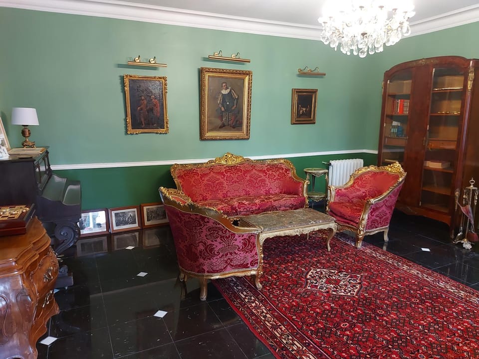 Living room, Seating area