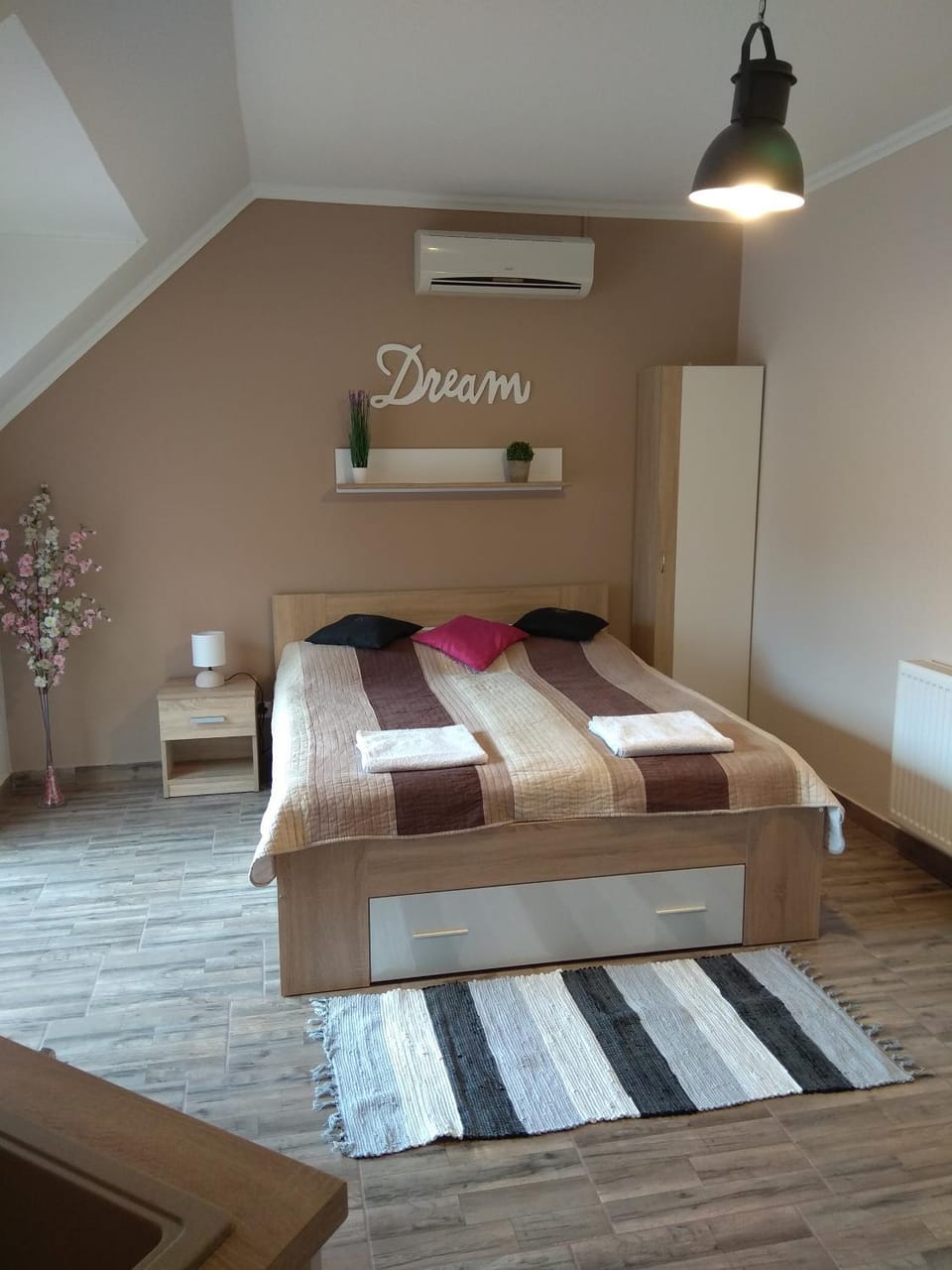 Bed, Photo of the whole room, Bedroom