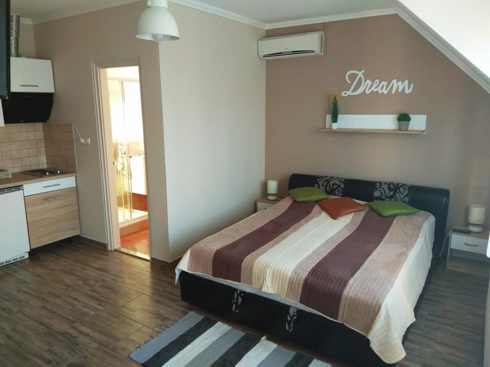 Photo of the whole room, Bedroom