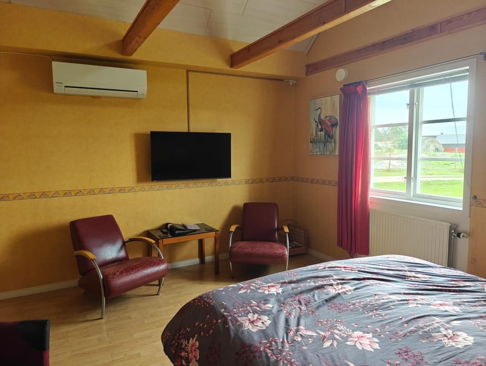 TV and multimedia, Seating area, air conditioner