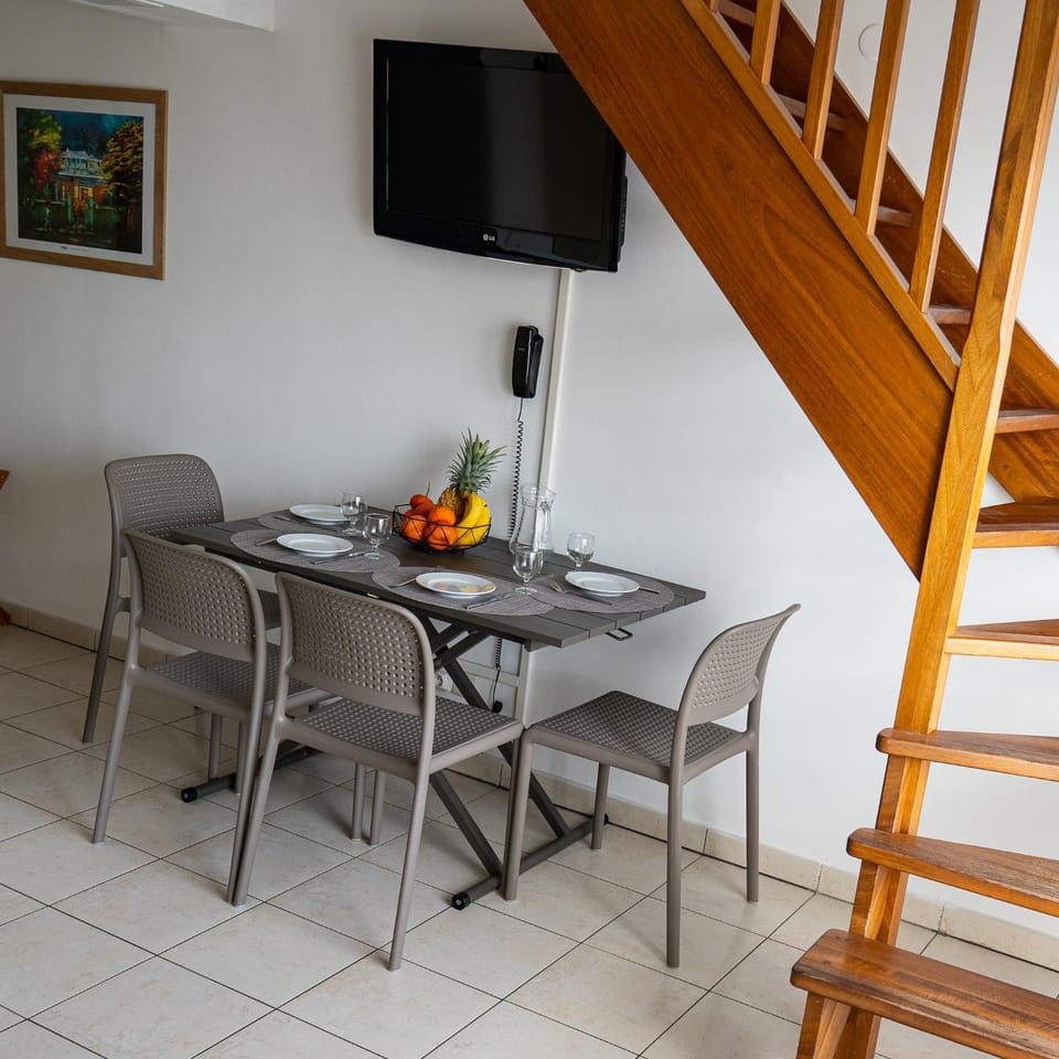 TV and multimedia, Living room, Dining area