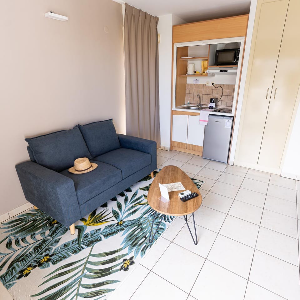 Kitchen or kitchenette, Living room, Seating area, minibar, oven