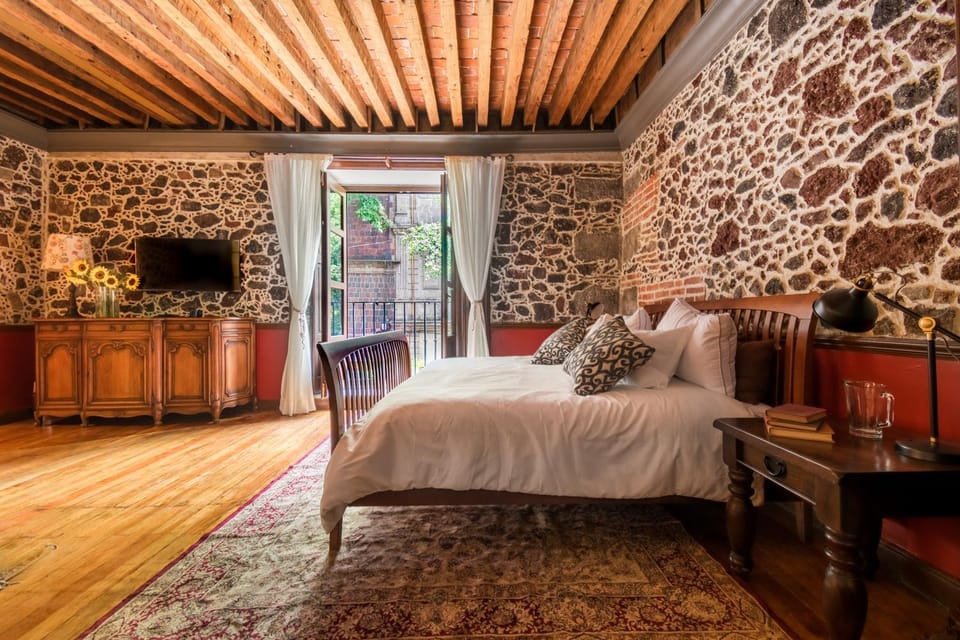 Bed, TV and multimedia, Bedroom