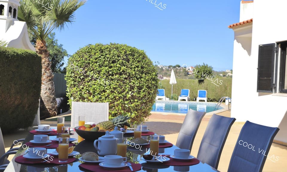 Dining area, Pool view