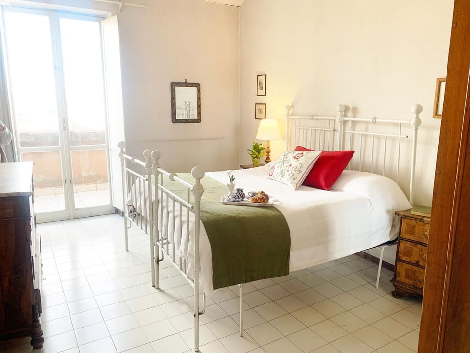 Bed, Photo of the whole room