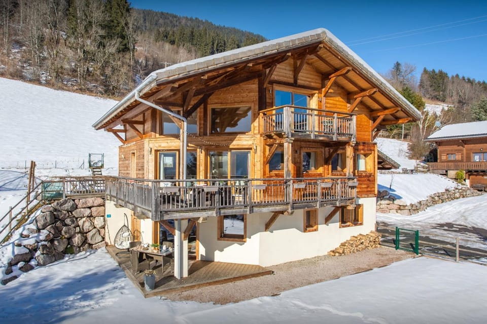 Property building, Day, Natural landscape, Winter, View (from property/room), Balcony/Terrace, Mountain view