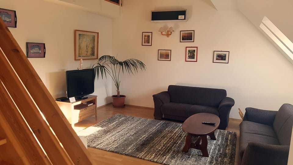 Living room, Photo of the whole room, Seating area