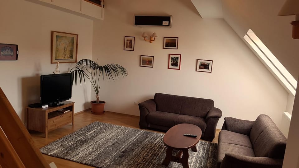 TV and multimedia, Living room, Photo of the whole room, Seating area
