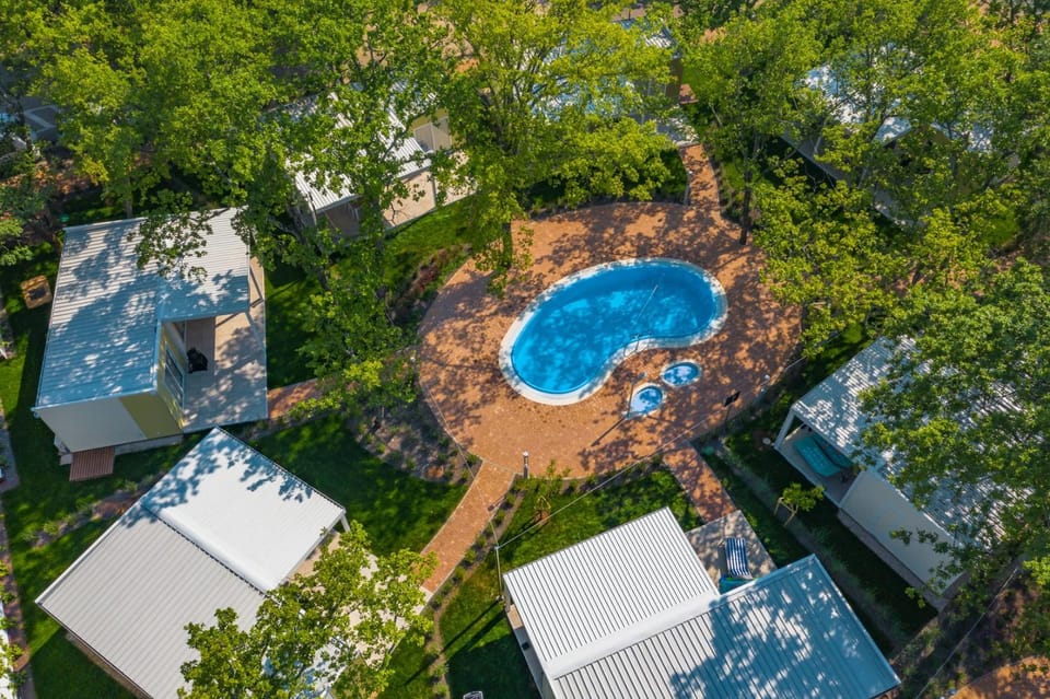 Property building, Bird's eye view, Swimming pool