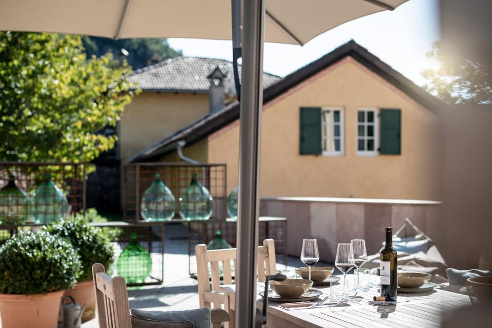 Property building, Patio, Balcony/Terrace, Dining area, Inner courtyard view