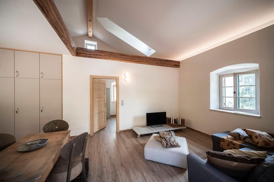 Communal lounge/ TV room, TV and multimedia, Living room, Photo of the whole room, Seating area, Dining area