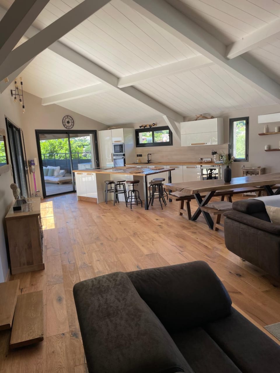 Kitchen or kitchenette, Living room, Seating area, Dining area