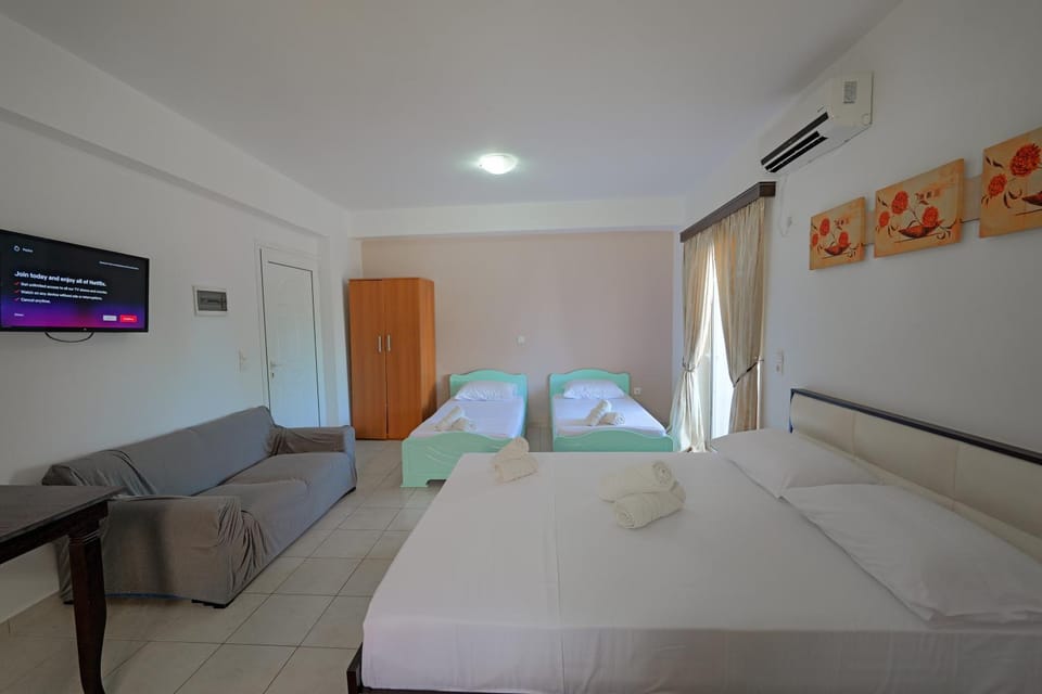 Bed, TV and multimedia, Bedroom, towels, air conditioner