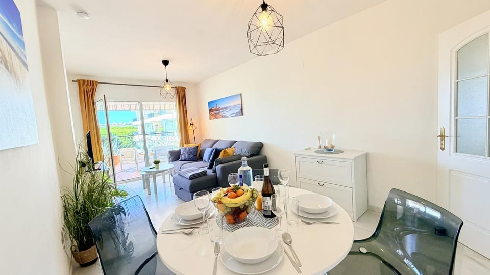 TV and multimedia, Living room, Seating area, Dining area