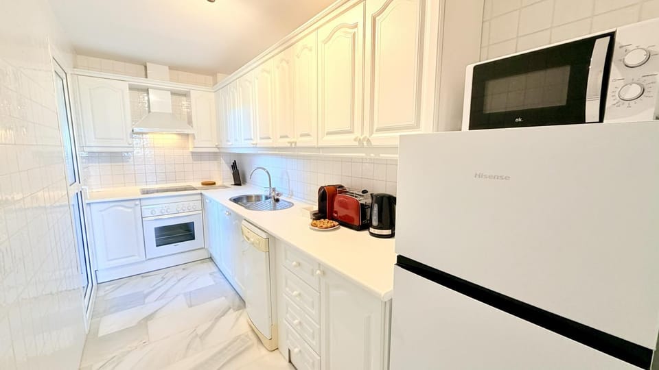 Coffee/tea facilities, Kitchen or kitchenette, dishwasher, microwave, oven, stove, toaster, washing machine