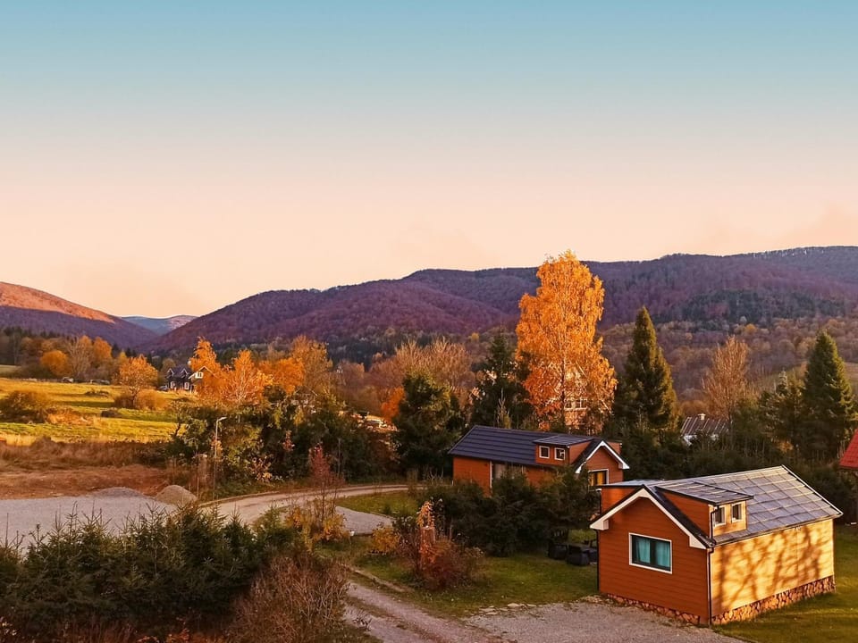 Property building, Natural landscape, Bird's eye view, View (from property/room), Hiking, Autumn, Mountain view, Parking