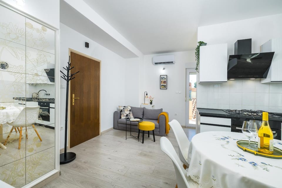 Kitchen or kitchenette, Seating area, Dining area, oven, stove
