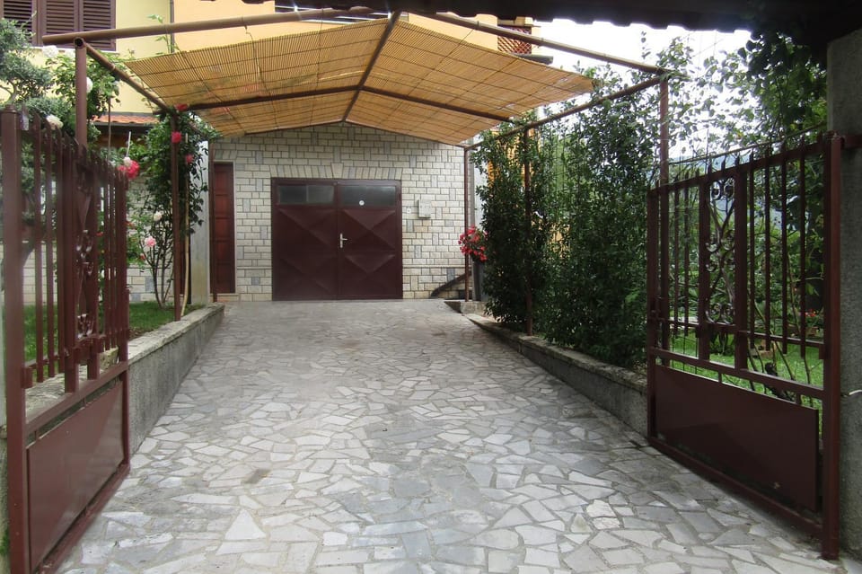 Neighbourhood, Area and facilities