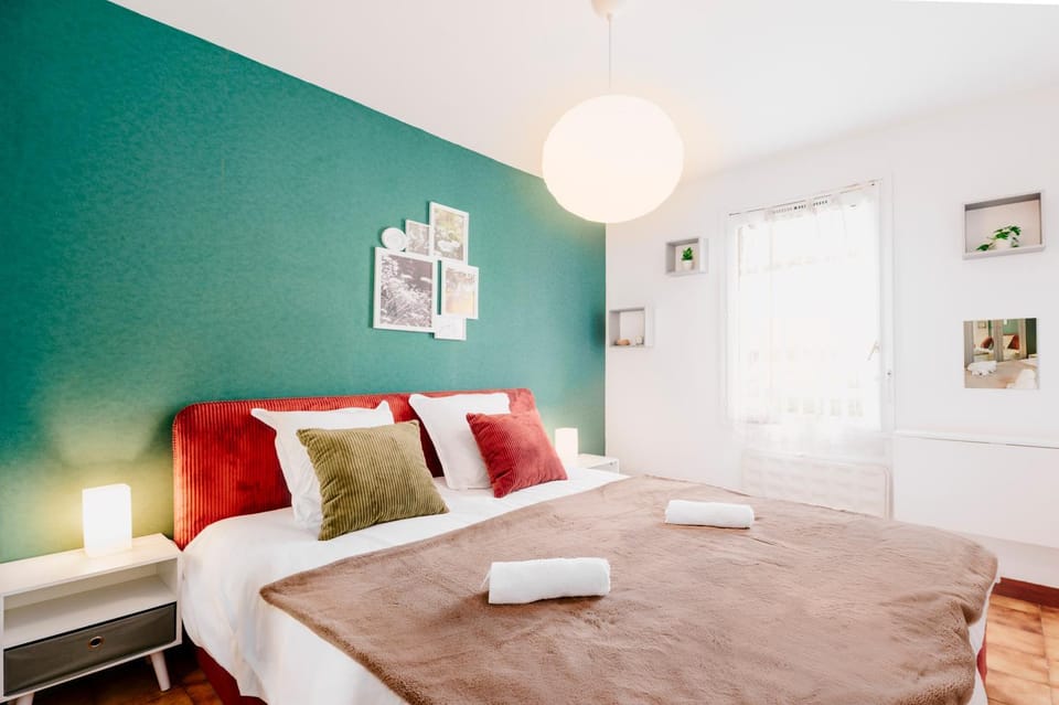 Photo of the whole room, Bedroom