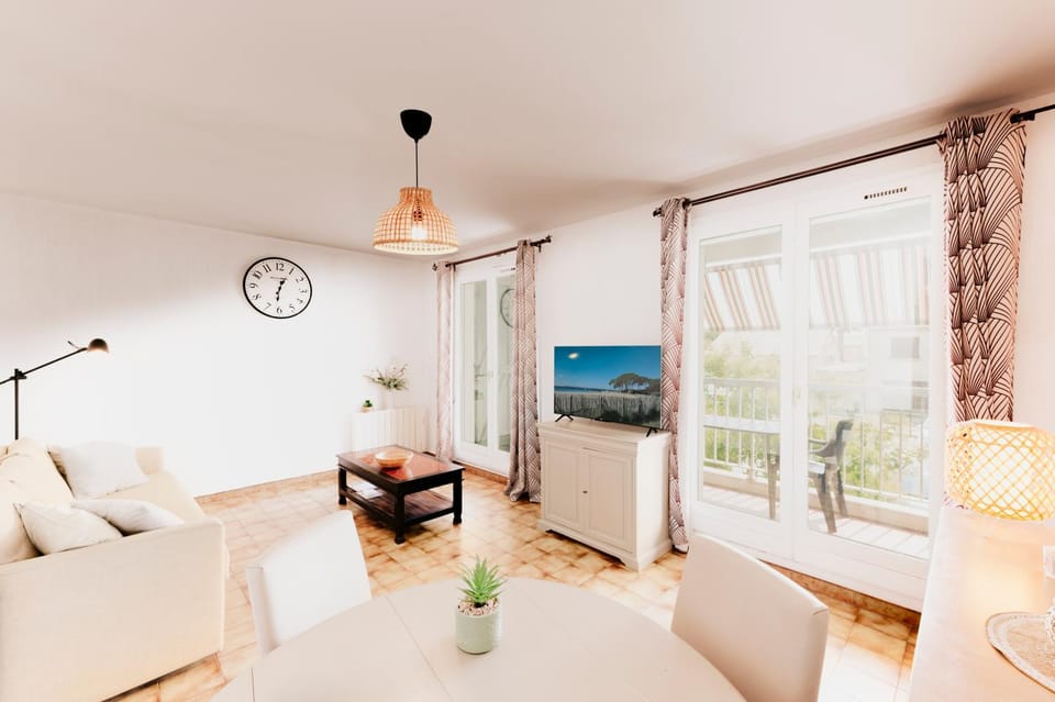 Toilet, Bed, Night, Living room, Seating area, Dining area, Seasons