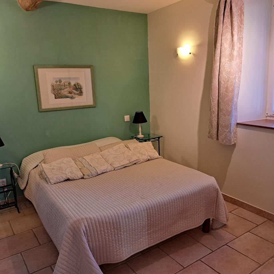 Bed, Photo of the whole room