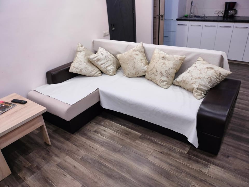 Bed, Living room, Photo of the whole room, Seating area