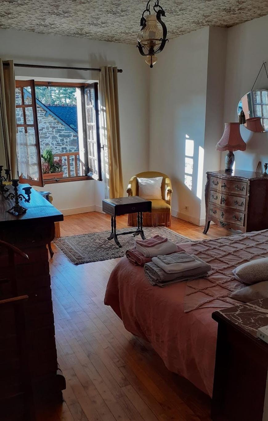 Bed, Photo of the whole room, Seating area, Bedroom, towels
