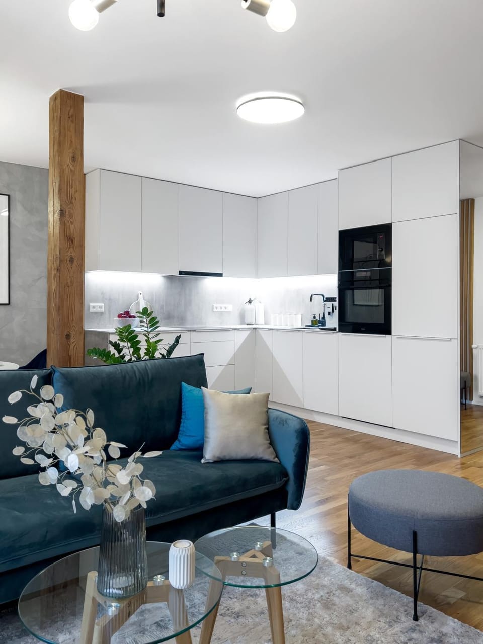 Kitchen or kitchenette, Living room, Seating area, kitchen