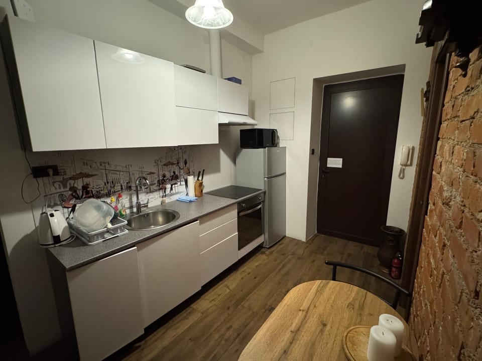 Kitchen or kitchenette, oven, stove