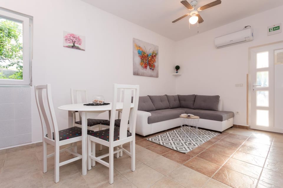 Living room, Seating area, Dining area, fireplace, air conditioner