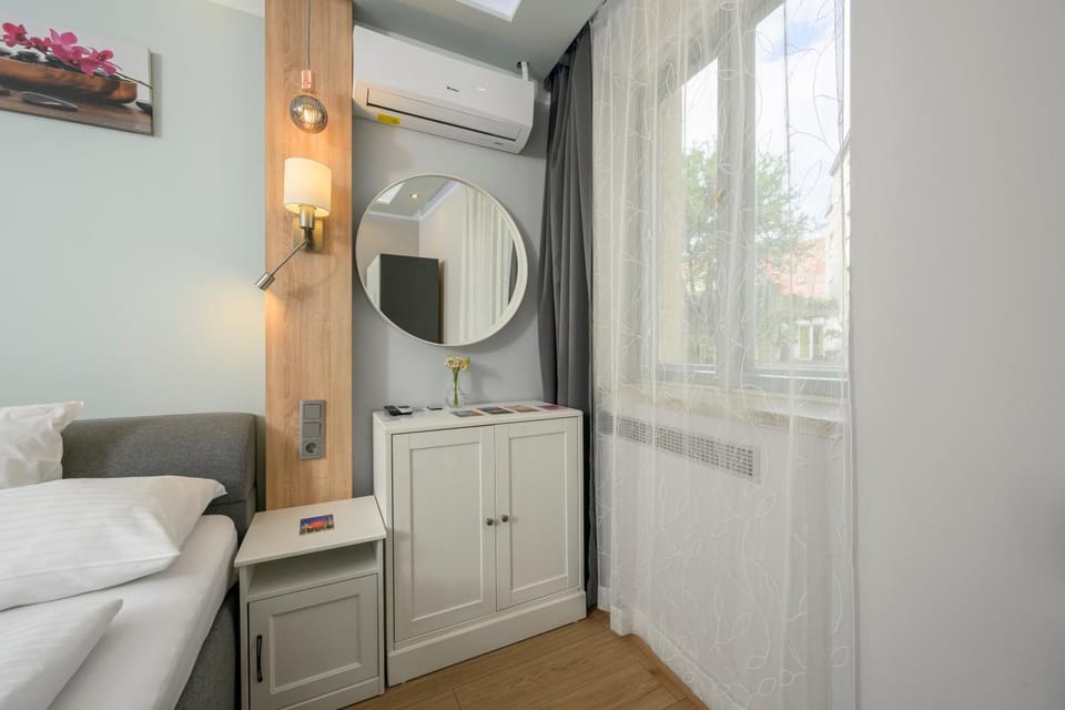 Bed, Bedroom, wardrobe, air conditioner