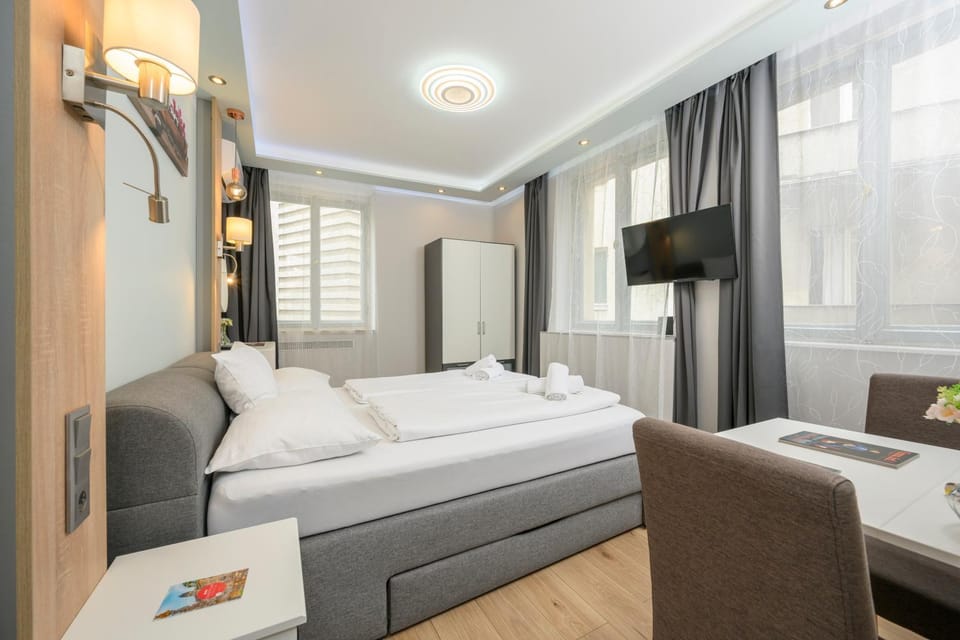 Bed, TV and multimedia, Bedroom