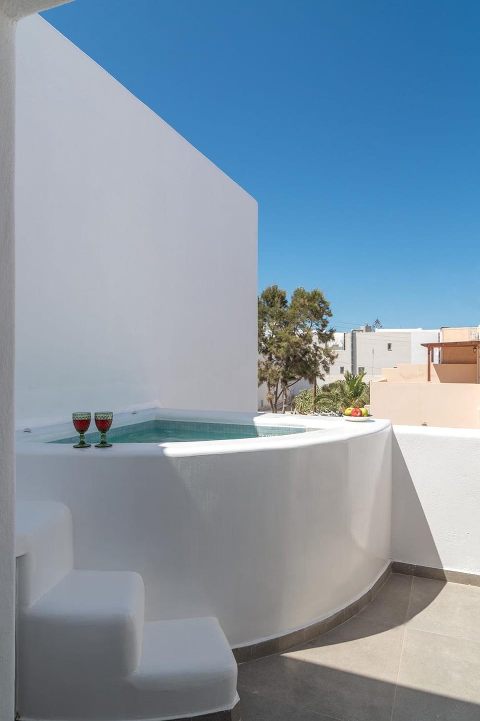 Patio, Day, Natural landscape, Hot Tub, Balcony/Terrace