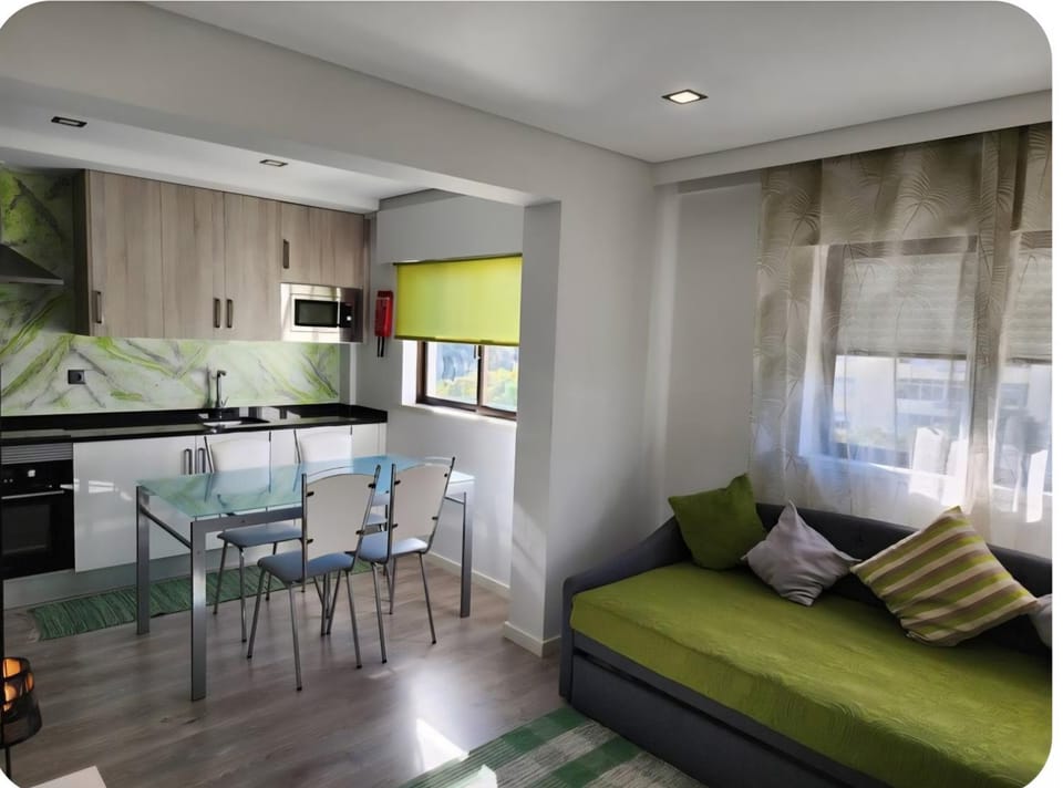 Kitchen or kitchenette, Living room, Seating area, Dining area, oven, stove