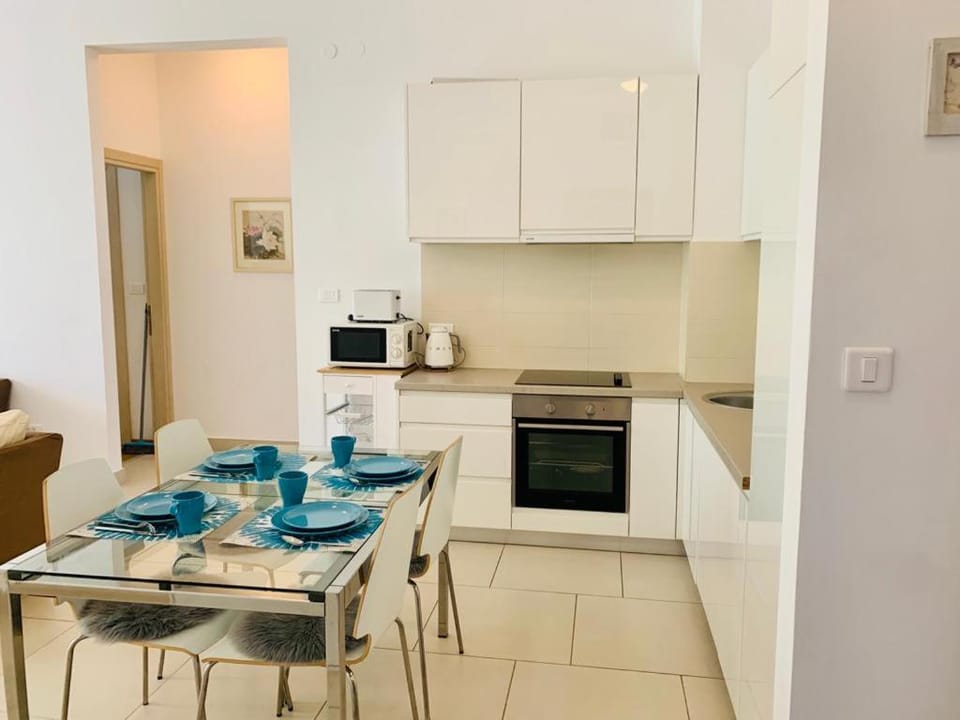 Coffee/tea facilities, Kitchen or kitchenette, Dining area, dishwasher, minibar, oven, pet friendly, stove, toaster