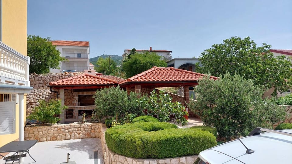 Patio, BBQ facilities