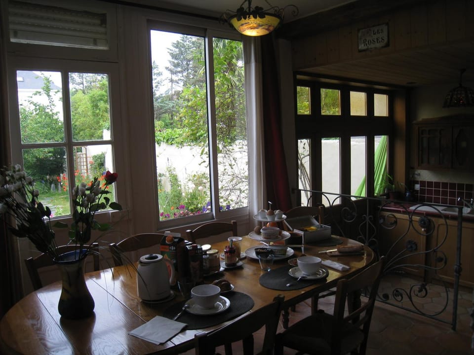 Coffee/tea facilities, Dining area, Garden view, Breakfast