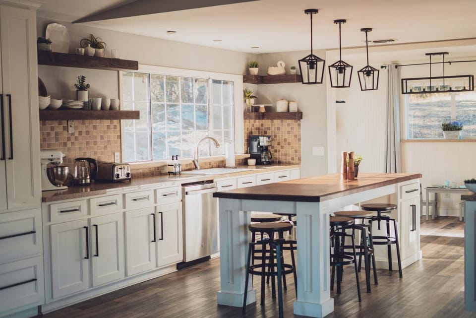 Coffee/tea facilities, Kitchen or kitchenette, Dining area, dishwasher, oven, pet friendly, stove