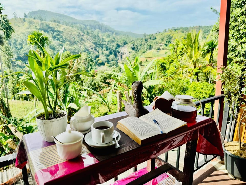 Coffee/tea facilities, Dining area, Mountain view