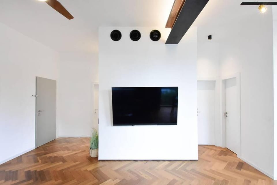 Jerusalem of concrete&stell Apartment in Jerusalem