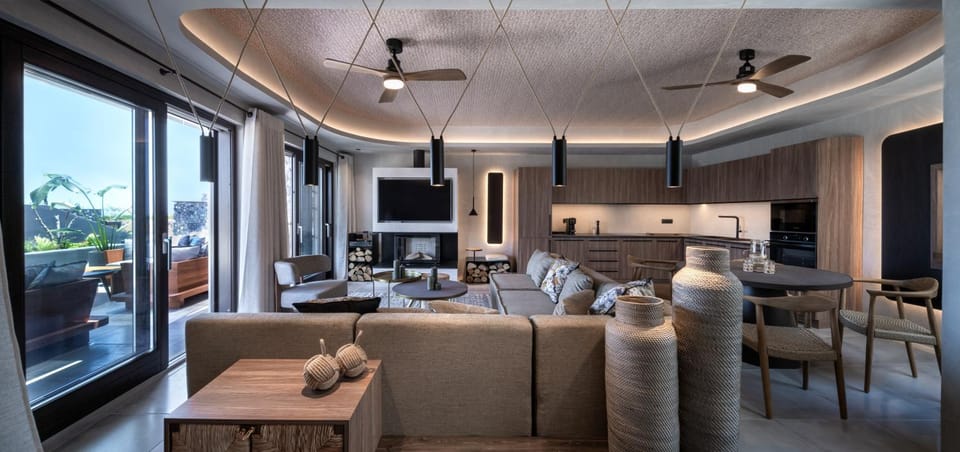 TV and multimedia, Kitchen or kitchenette, Living room, Seating area, Dining area, flat iron