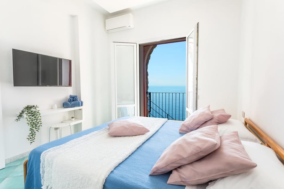 TV and multimedia, View (from property/room), Bedroom, Sea view, air conditioner