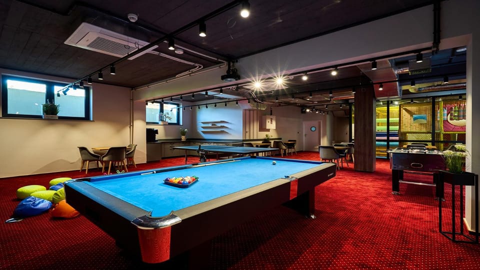 Billiard, Game Room