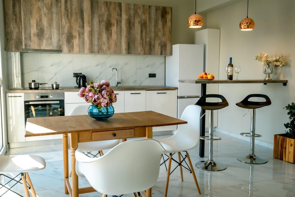 Kitchen or kitchenette, Dining area